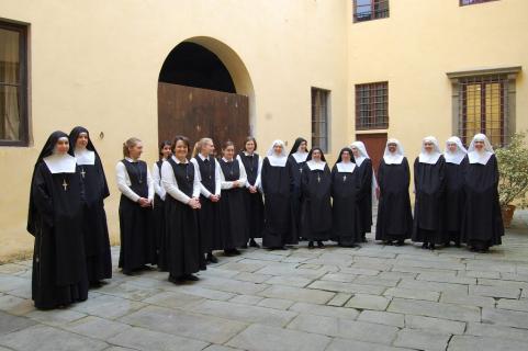 Les surs attendent l&rsquo;arrivée du Cardinal